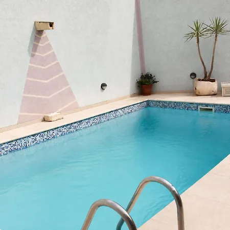 Séjour chez l'habitant Charming Double With Pool In